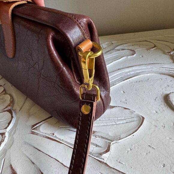 Brown leather handmade clutch with crossbody strap - Picture 4 of 8